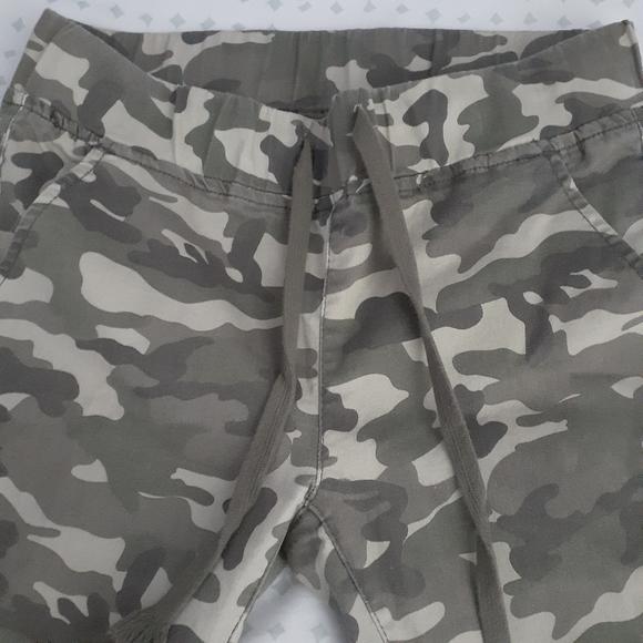 V.I.P. | Women's Camo Jeggings (size 9/10) - Picture 11 of 16